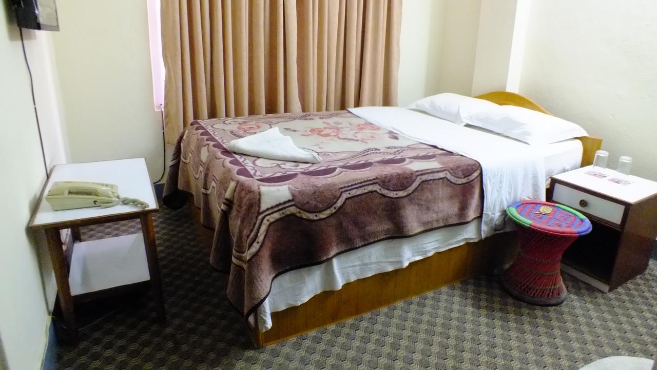 Hotel Dolphin カトマンズ エクステリア 写真