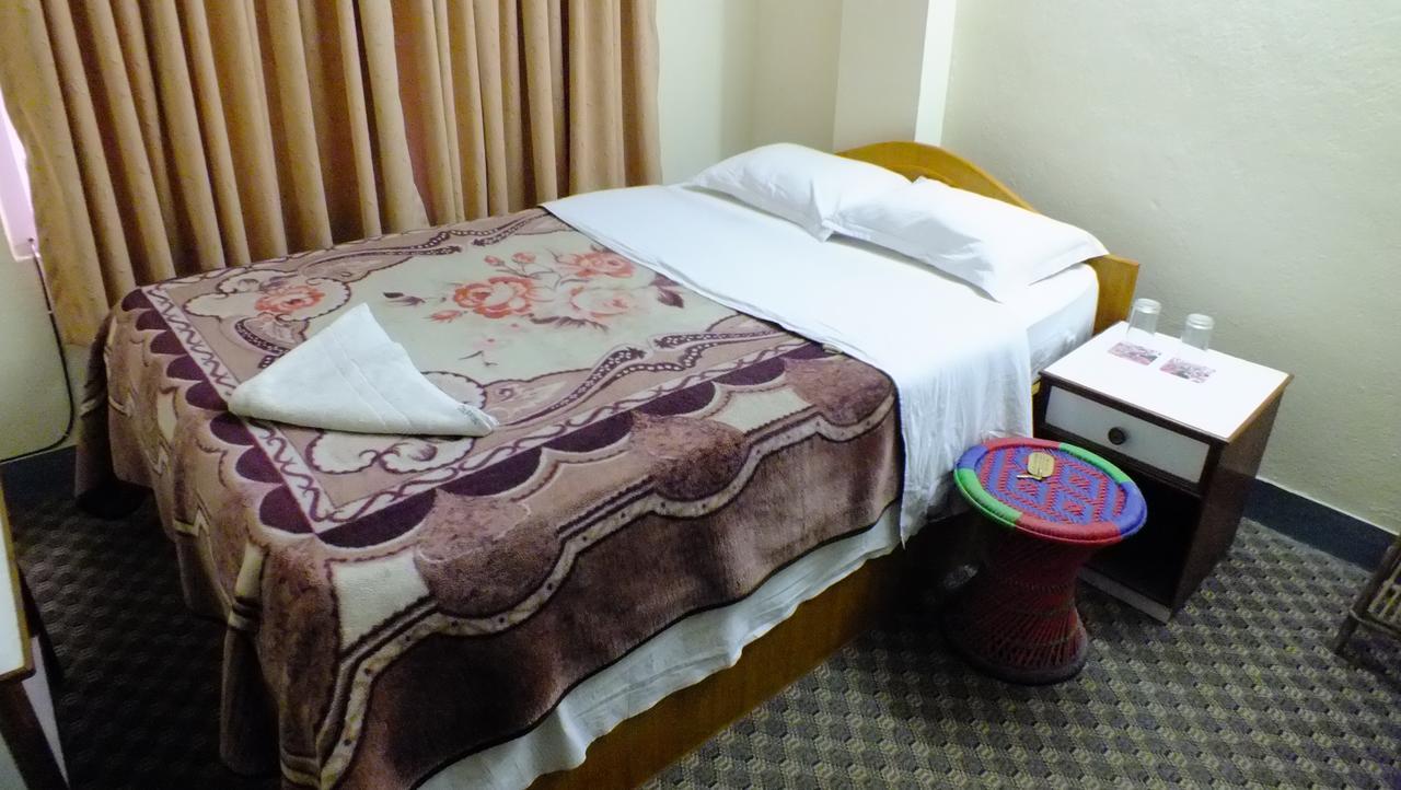 Hotel Dolphin カトマンズ エクステリア 写真